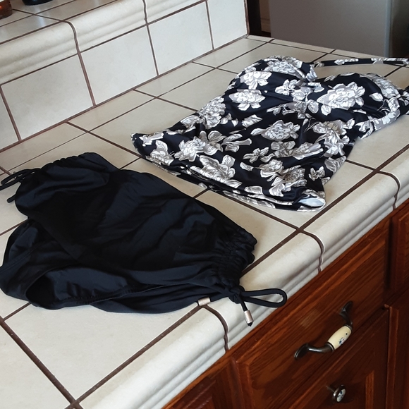 Floral and Black TWO PIECE SWIM SIZE M - Picture 2 of 7